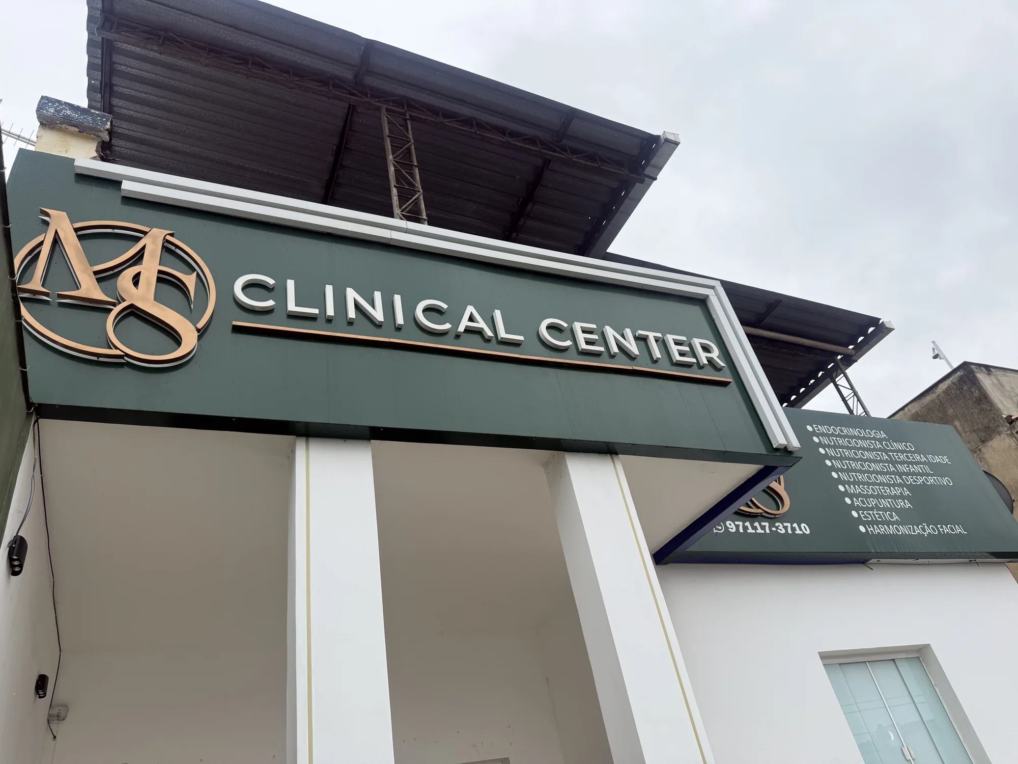 Fachada e identificação da MS Clinical Center